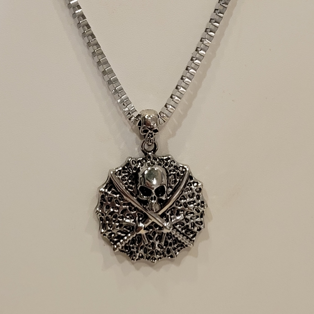 Goth skull and sword cross ⚔ necklace - Picture 3 of 4